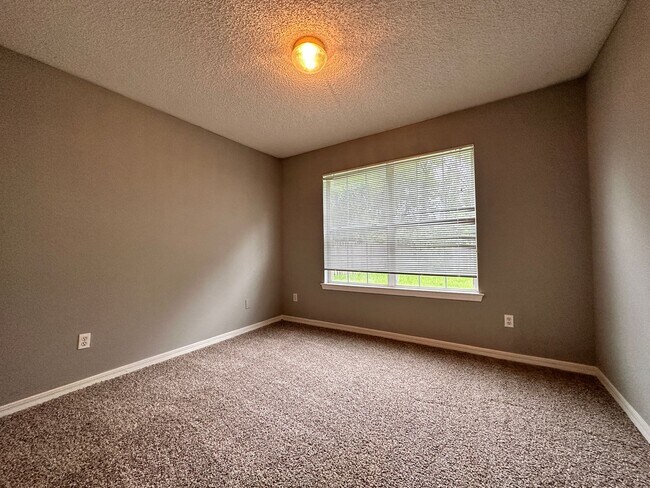 Building Photo - Beautiful 3 bedroom, two bath home off CR 220