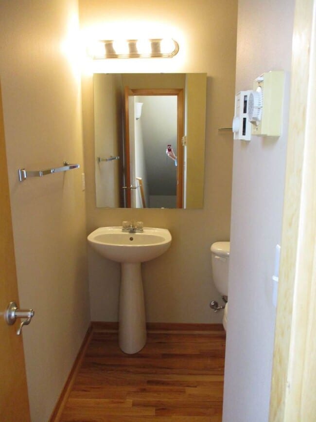 Building Photo - 2 Bedrooms 2.5 bath Townhome in Tacoma