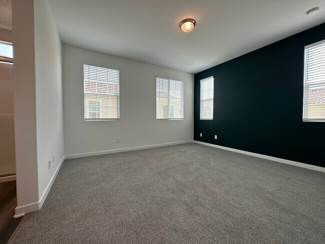 Building Photo - Gorgeous 3 Bedroom 2.5 Bathrooms