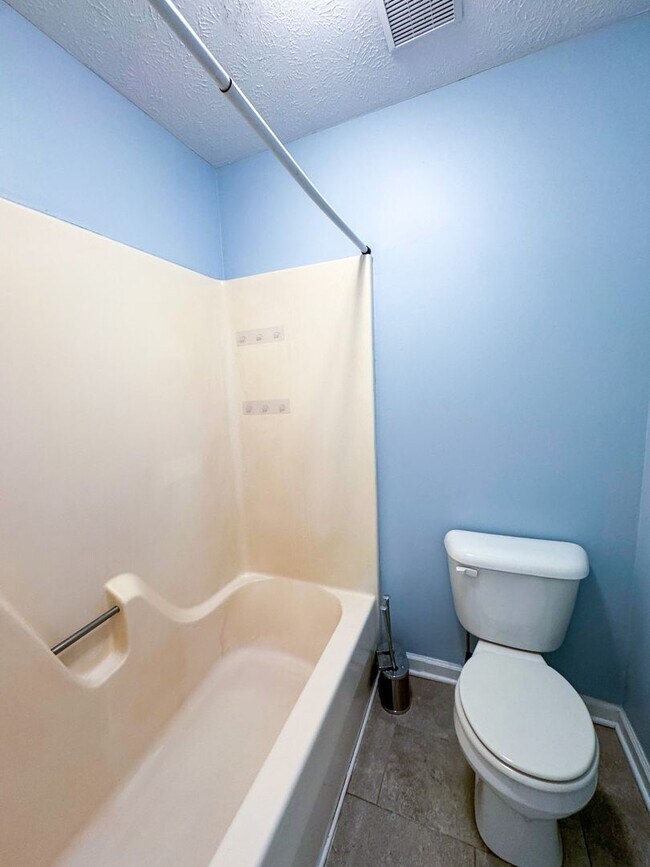 Building Photo - Beautiful 3 Bed 2 Bath Home with Fenced Backyard