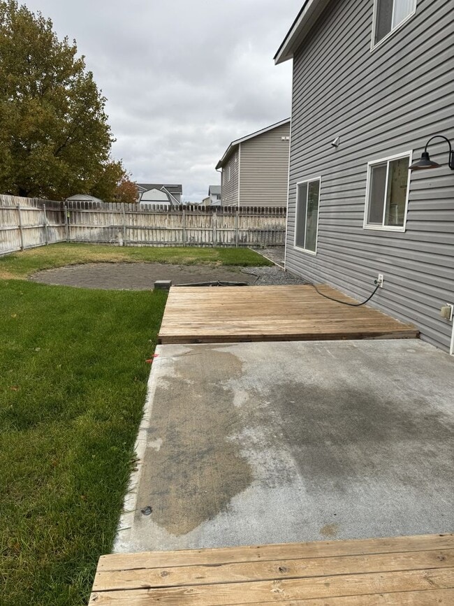 Building Photo - HARD TO FIND 4 BEDROOM