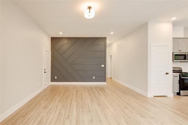 Building Photo - 811 E 39th St