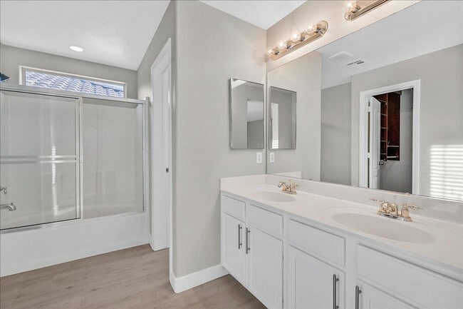 Building Photo - Great 4 bedroom home with a spacious kitchen in a great location!