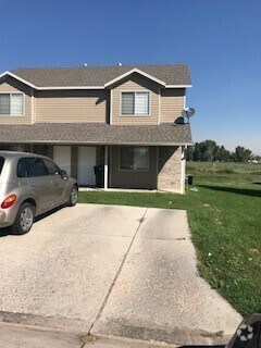 Building Photo - Beautiful Twin Home for Rent!