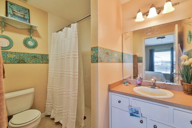 Building Photo - Furnished, Beautifully decorated 3 bedroom...