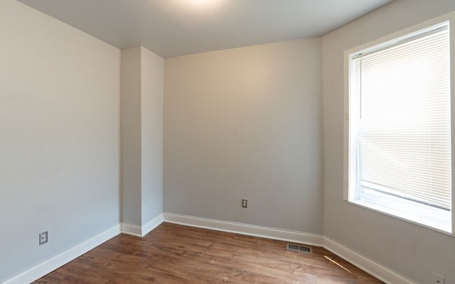Building Photo - Newly rehabbed 3 bedroom 1.5 bath unit