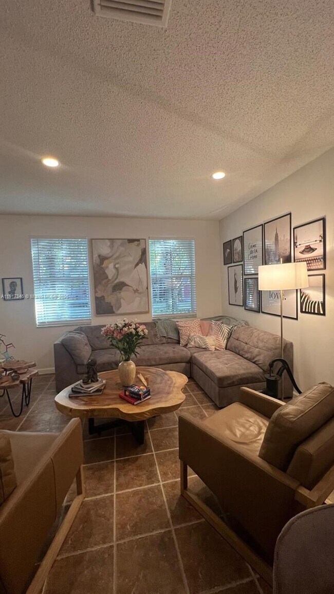 Building Photo - 1546 Sandpiper Cir