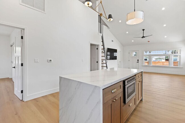 Building Photo - incredible home 3 bedroom, loft