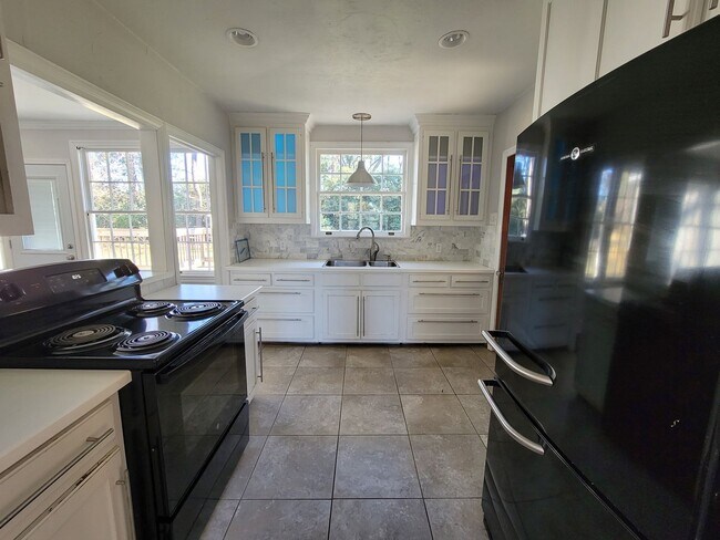 Building Photo - 6014 College Dr