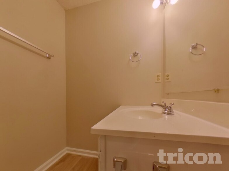 Building Photo - 2711 Candler Ct