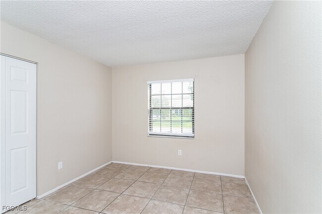 Building Photo - 4055 Vermont Ln