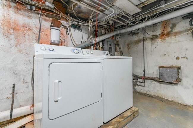 Building Photo - Three Bedroom Home in Graduate Hospital