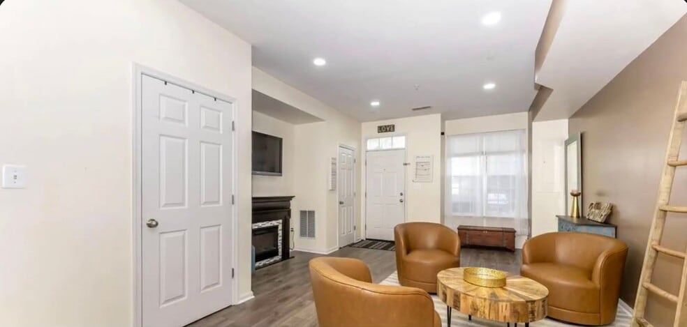 Building Photo - 639 Tivoli Rd