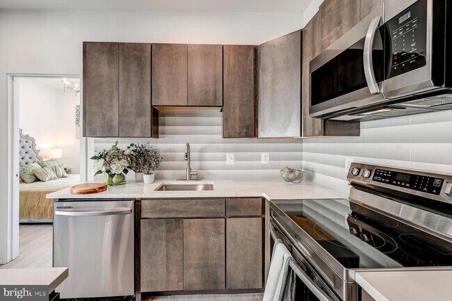 Primary Photo - 421 S Broadway