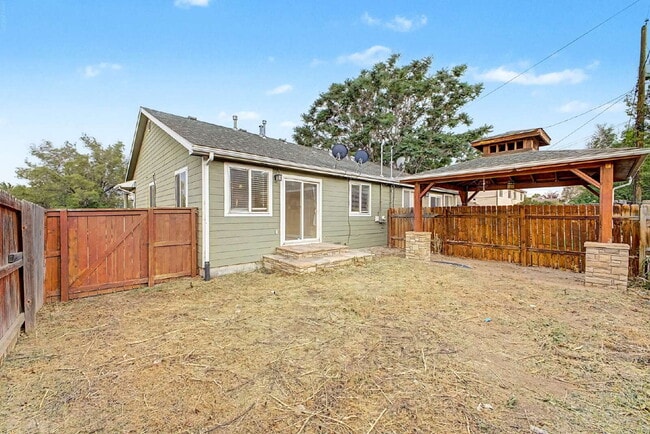 Building Photo - "Charming 3-Bedroom Duplex in Englewood with 2 Full Baths - Your Ideal Home Awaits!"