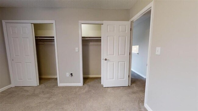 Building Photo - 300 Johnson Ferry Rd