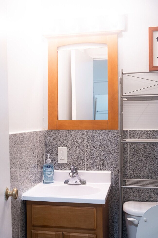 Building Photo - 252 E 33rd St