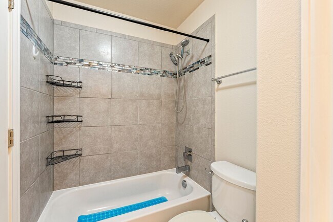 Building Photo - Luxurious 4 bedrooms 3 bathrooms home in L...