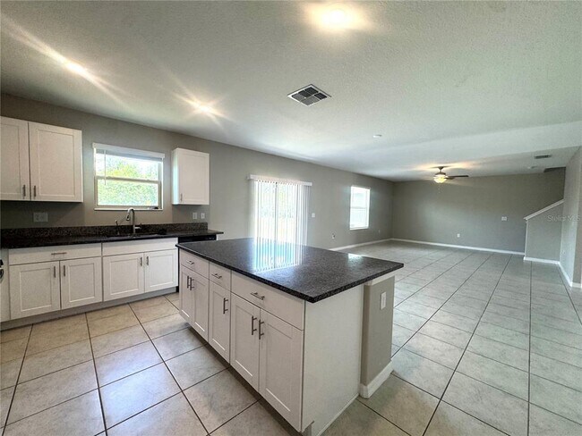 Building Photo - 5415 Amaryllis Garden St
