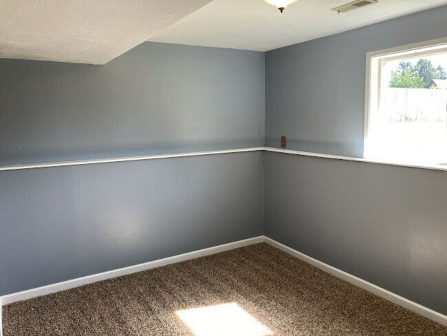 Building Photo - Green Acres Split Level