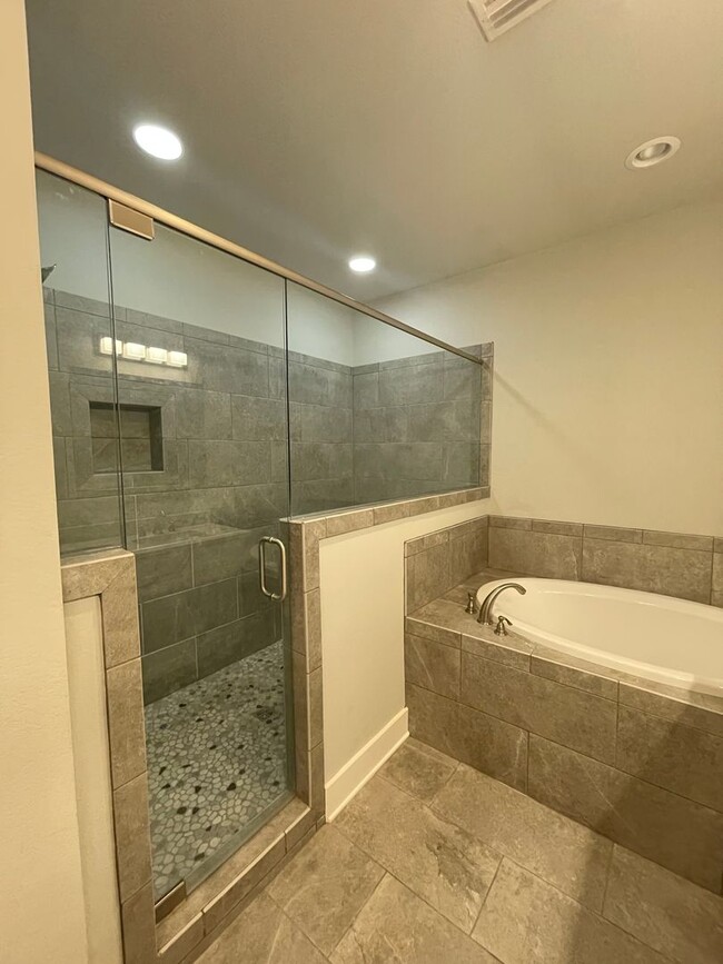 Building Photo - **MOVE IN SPECIAL-$500 OFF 1ST MONTH’S REN...