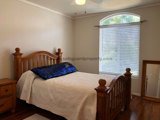 Building Photo - Beautiful Townhome in Wonderful Gated Comm...