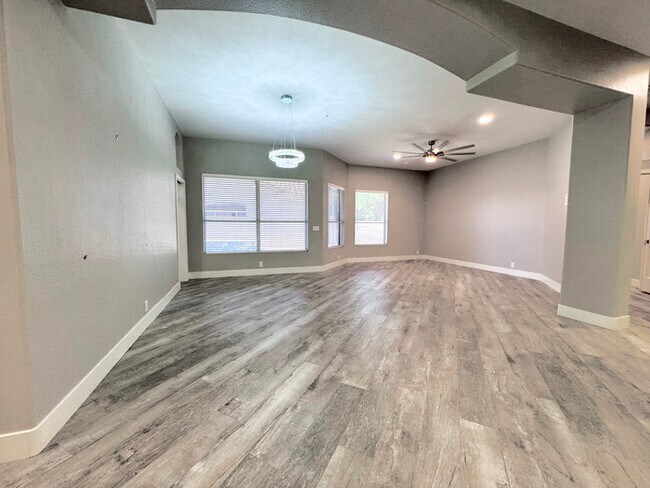 Building Photo - 3Bed/2.5 Ba House in Gated Community in No...