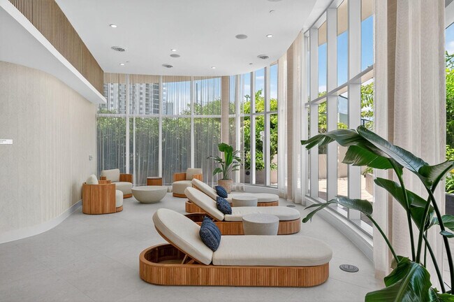 Building Photo - 700 NE 24th St