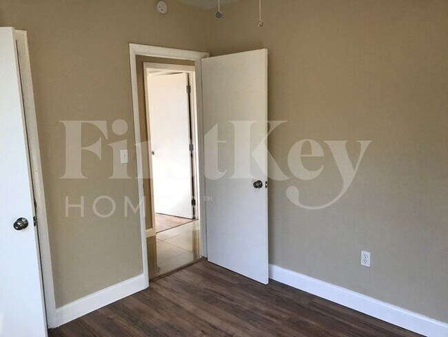 Building Photo - 221 N 65th Way