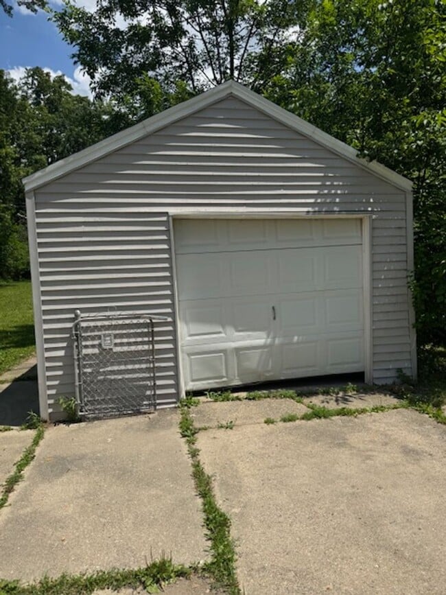 Building Photo - 4615 Plaza Dr