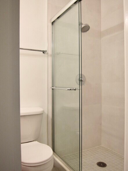 2nd bath shower - 18 Boardman Plz