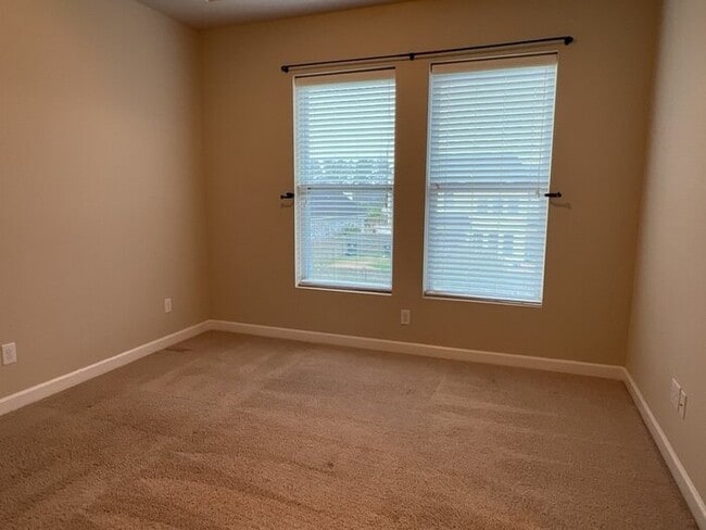Building Photo - 579 Crossland Dr