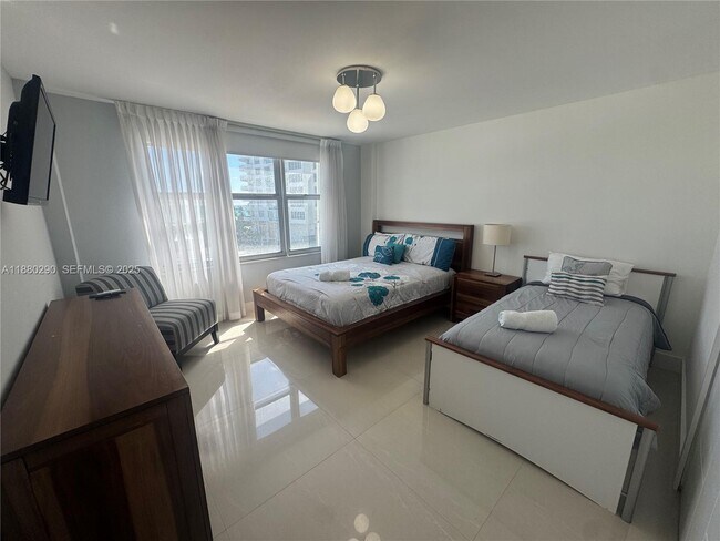 Building Photo - 5161 Collins Ave