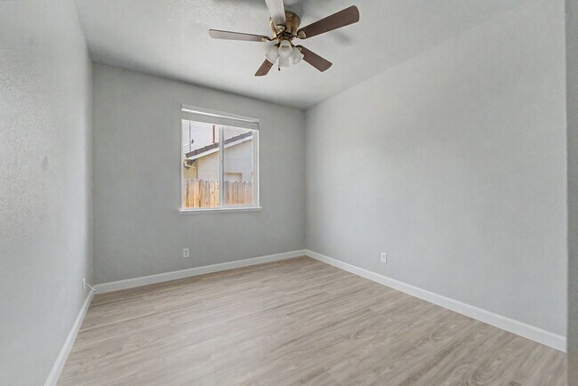 Building Photo - 4 bedroom 2 bath home located in Yuba City