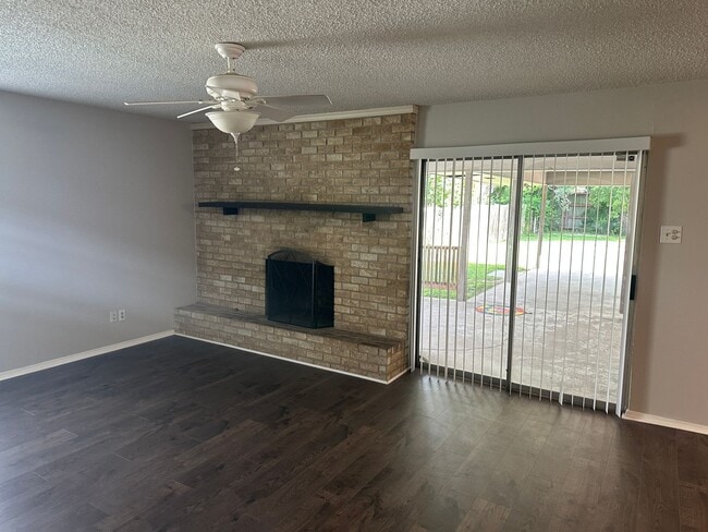 Building Photo - Great Duplex in Irving!