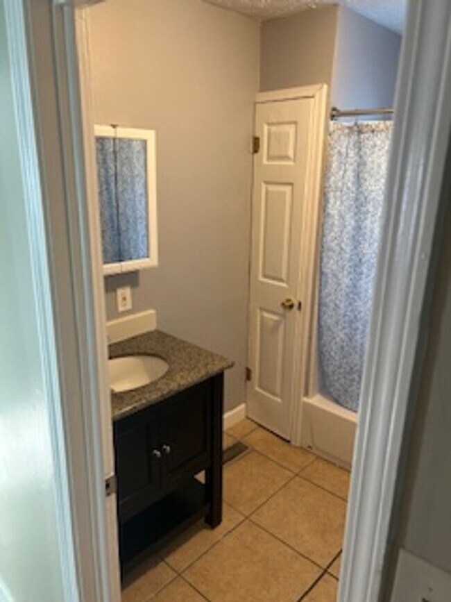 Building Photo - 3 Bedroom, 2 Bathroom Home