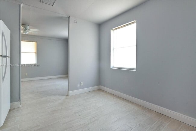 Building Photo - 562 W 4th St