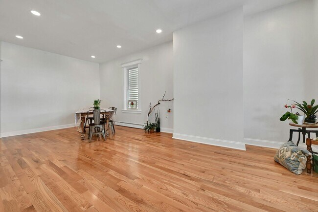 Building Photo - 158 Edgar St