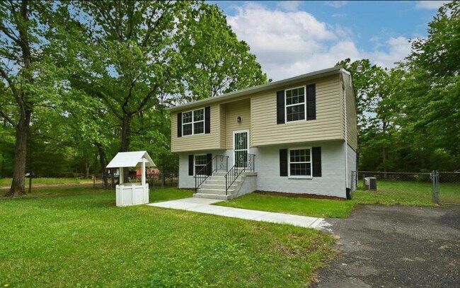 Building Photo - 16501 Accolawn Rd