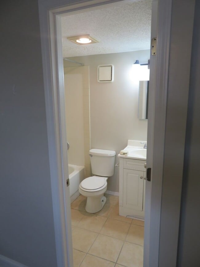 Building Photo - Fantastic deal on 1Bed/1Ba at Evian Towers!  $1000 per month