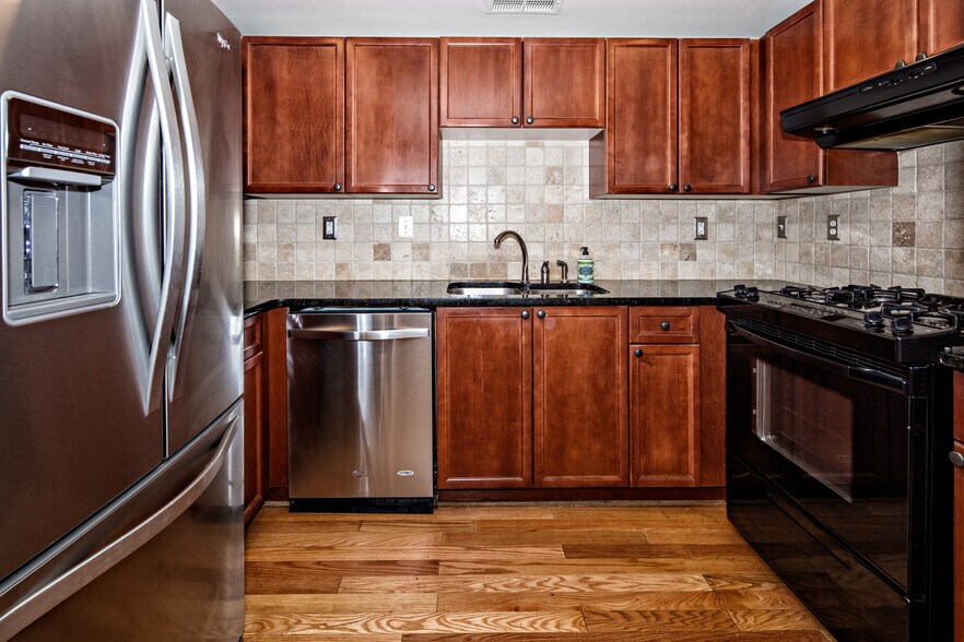 Building Photo - 4248 River Green Dr NW