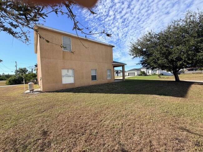 Building Photo - Spacious 4 bedroom, 2.5 bath, 2 car garage home for rent on a corner lot!
