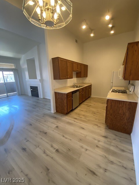 Building Photo - 2305 W Horizon Ridge Pkwy