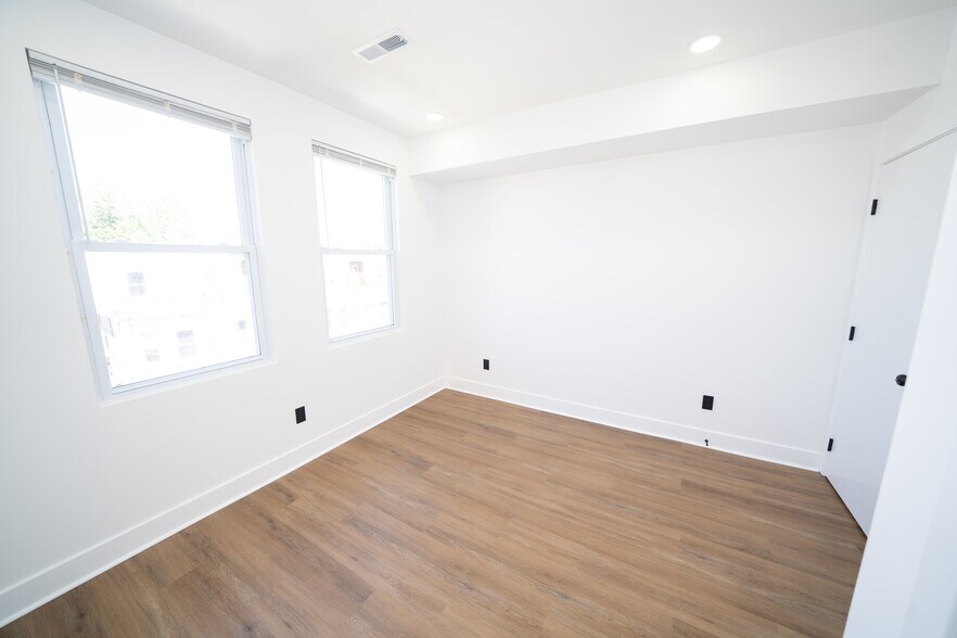 Building Photo - 4927 Catharine St