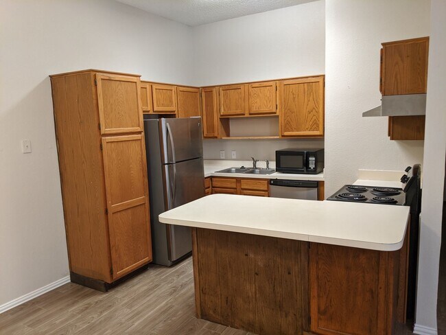 Building Photo - Spacious 3 Bedroom 2 Bath Half of Duplex A...