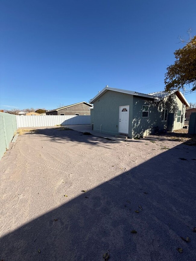 Building Photo - Gorgeous 2 Bedroom/1 Bathroom Home