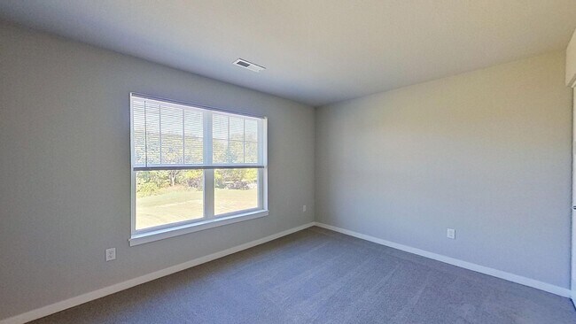 Building Photo - RENT SPECIAL: 1 month FREE! Condo Style Upper 3 Bedroom 2 Bathroom plus Den Apartment Available