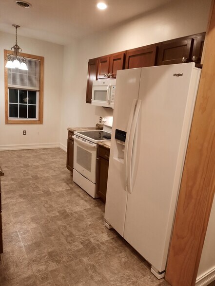 Building Photo - 247 Main St