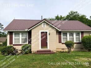 Building Photo - AVAILABLE IN JULY!  Cute 2 bedroom house w...