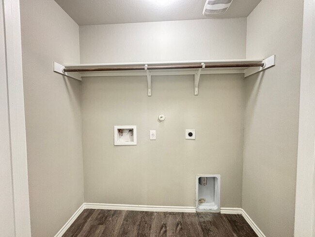 Building Photo - 4-bed 2-bath home in Alamo Ranch Area
